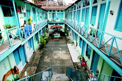 'Eram cinco horas da manhã e o cortiço acordava, abrindo, não os olhos, mas a sua infinidade de portas e janelas alinhadas' (Trecho de 'O Cortiço') Foto: Paulo Araújo / Agência O Dia
